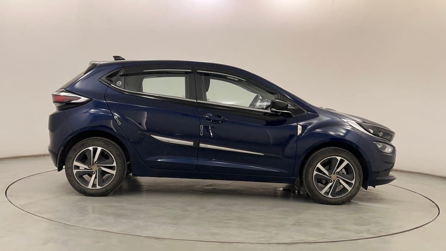 Used 2023 Tata Altroz XZ Plus (O) (S) iCNG Cng Manual exterior RIGHT SIDE VIEW