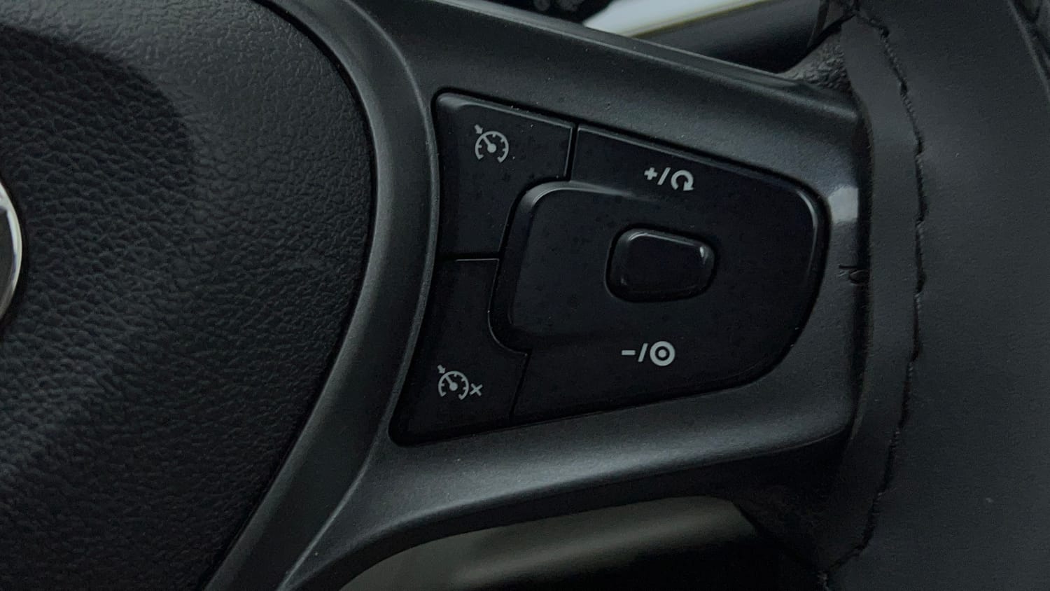 Used 2023 Tata Altroz XT Petrol Petrol Manual top_features Cruise control