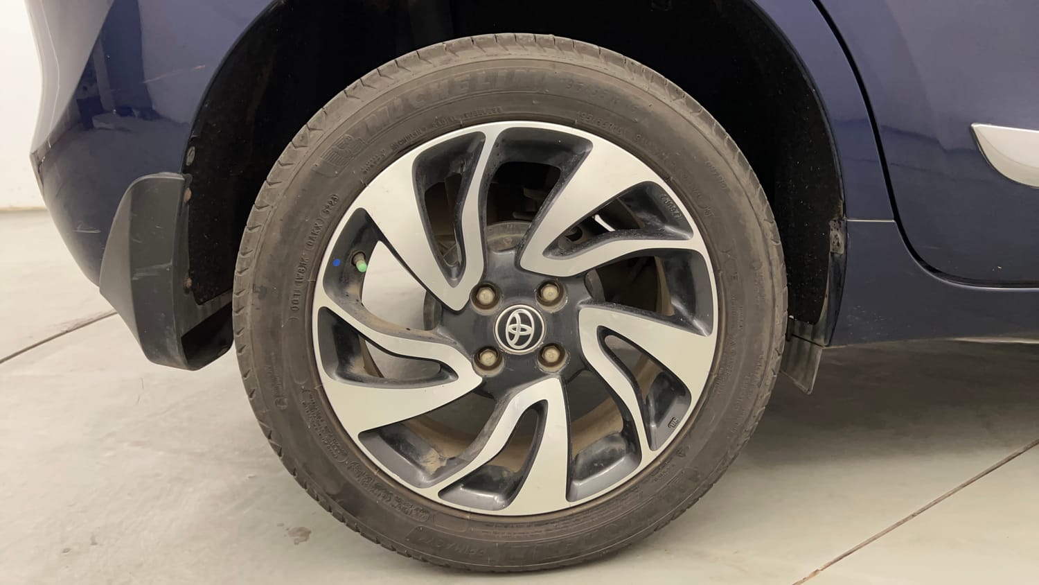 Used 2019 Toyota Glanza V Petrol Manual tyres RIGHT REAR TYRE RIM VIEW