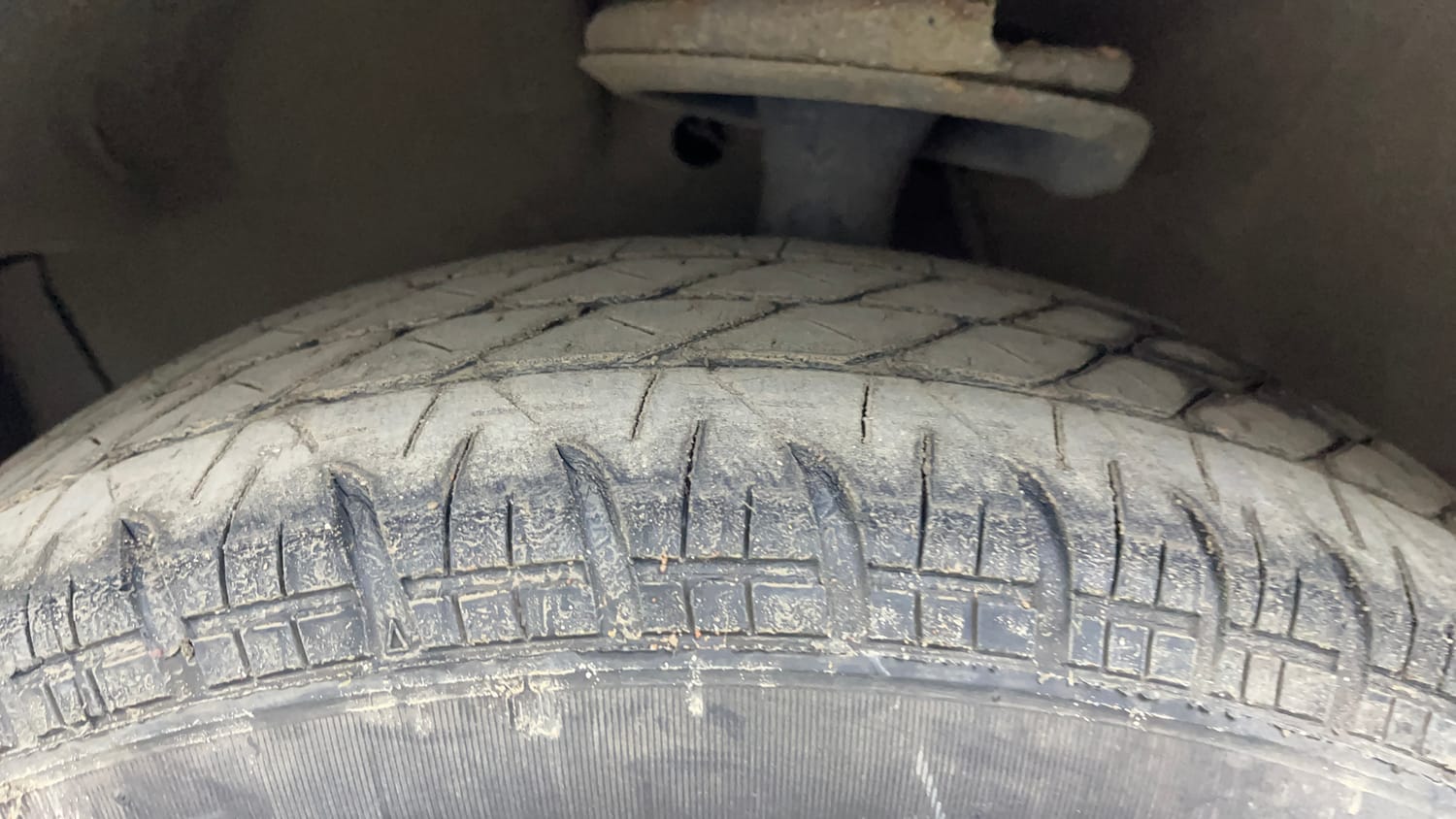 Used 2015 Maruti Suzuki Ritz Vxi BS-IV Petrol Manual tyres LEFT FRONT TYRE TREAD VIEW