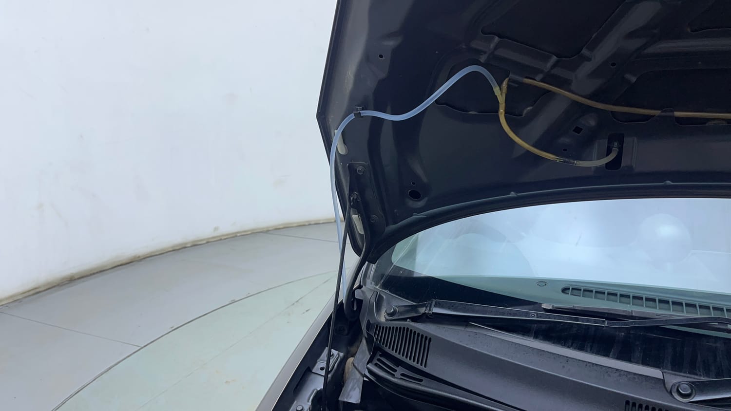 Used 2015 Maruti Suzuki Ritz Vxi BS-IV Petrol Manual engine ENGINE RIGHT SIDE HINGE & APRON VIEW
