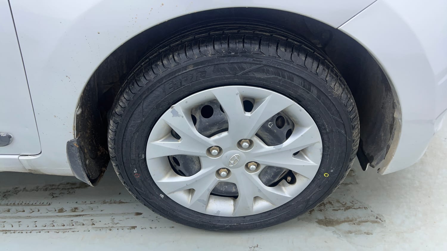 Used 2017 Hyundai Grand i10 Sportz 1.2 Kappa VTVT Petrol Manual tyres RIGHT FRONT TYRE RIM VIEW