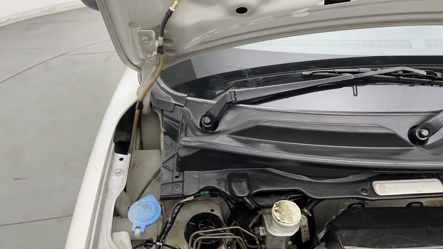 Used 2020 Maruti Suzuki S-Presso VXi Petrol Manual engine ENGINE RIGHT SIDE HINGE & APRON VIEW