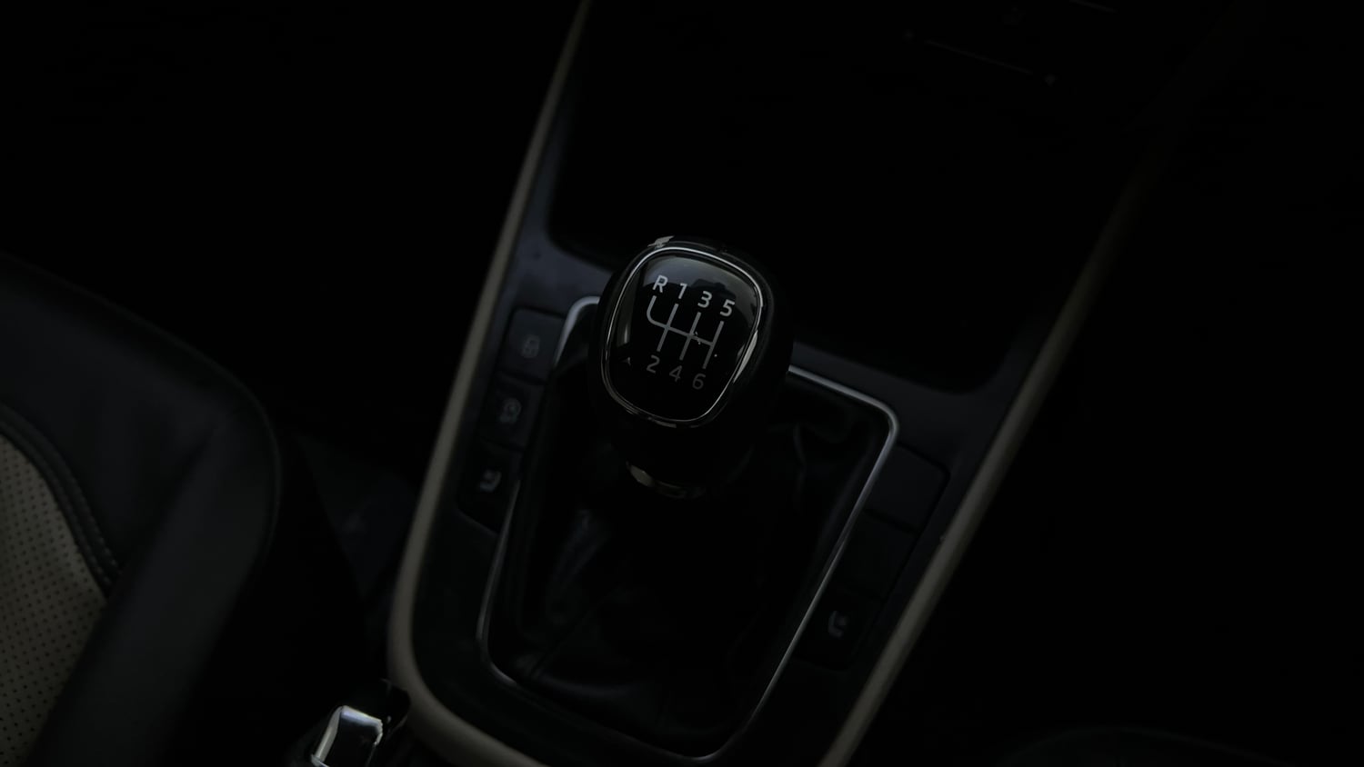 Used 2025 Skoda Slavia Prestige 1.0L TSI MT Petrol Manual interior GEAR  KNOB VIEW