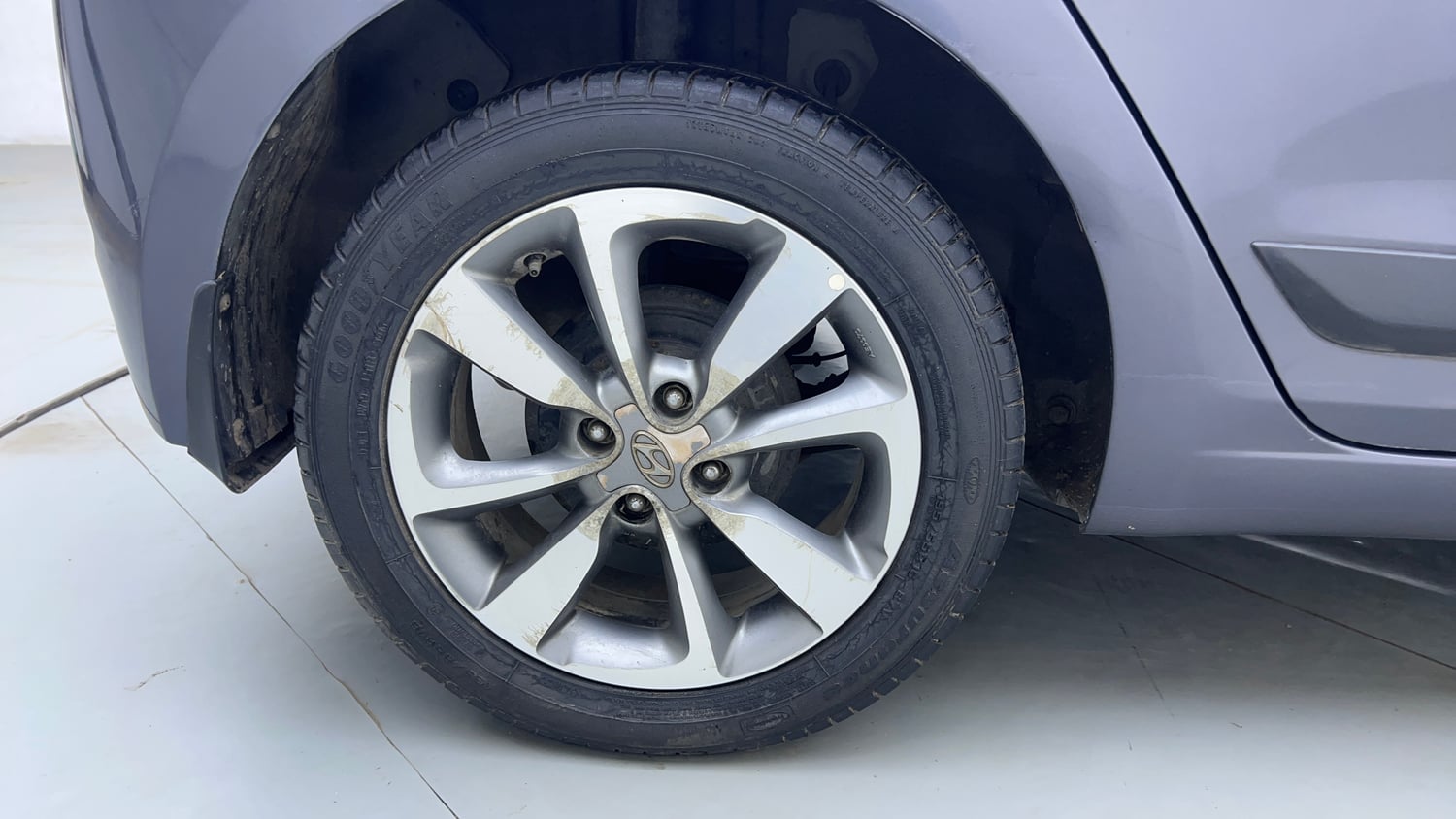 Used 2017 Hyundai Elite i20 Asta 1.2 (O) Petrol Manual tyres RIGHT REAR TYRE RIM VIEW