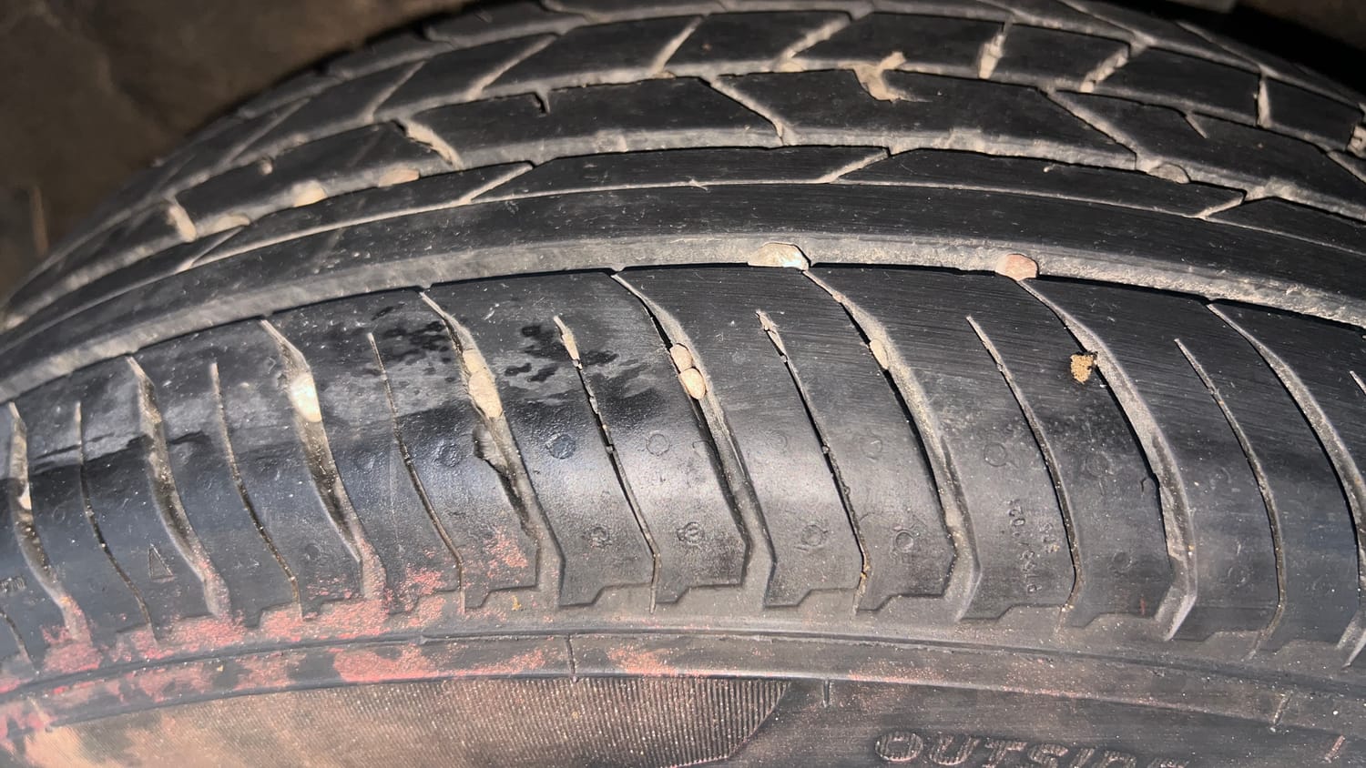 Used 2024 Nissan Magnite XV Petrol Manual tyres LEFT REAR TYRE TREAD VIEW