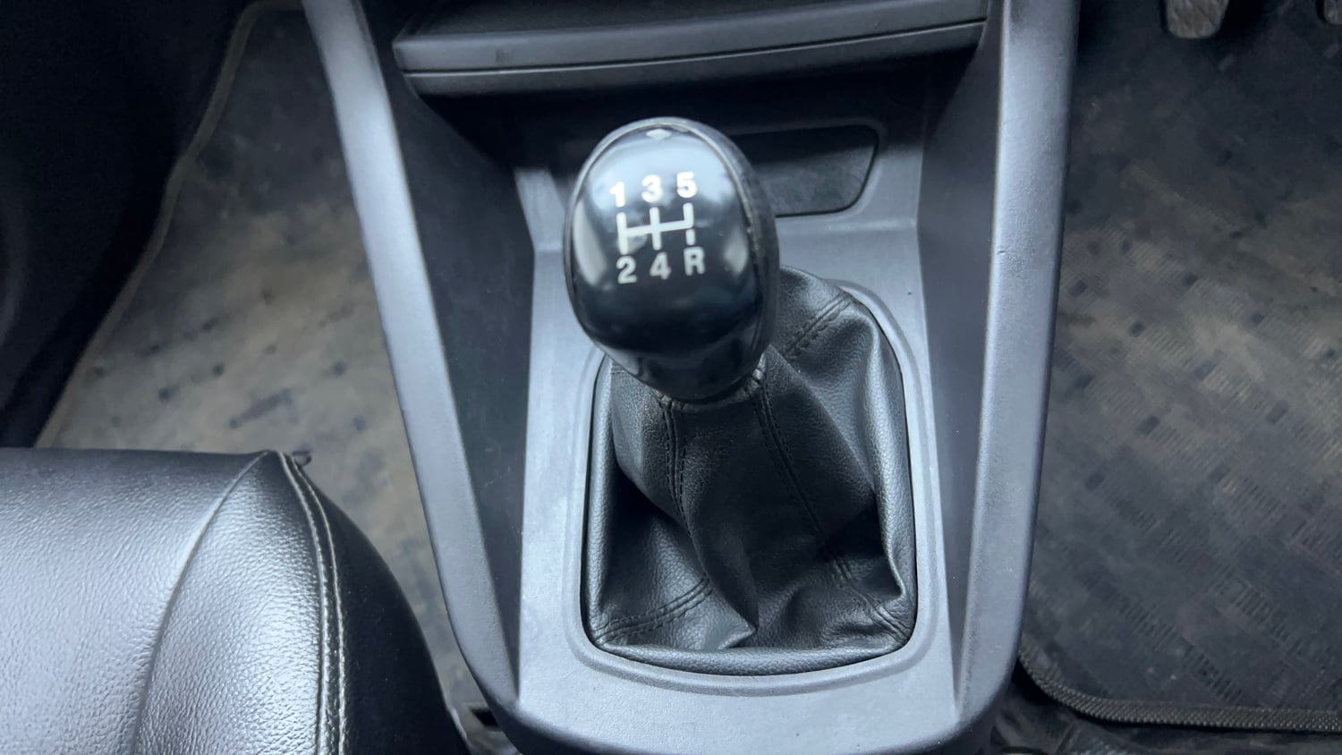Used 2016 Ford Figo Titanium 1.2 Ti-VCT Petrol Manual interior GEAR  KNOB VIEW