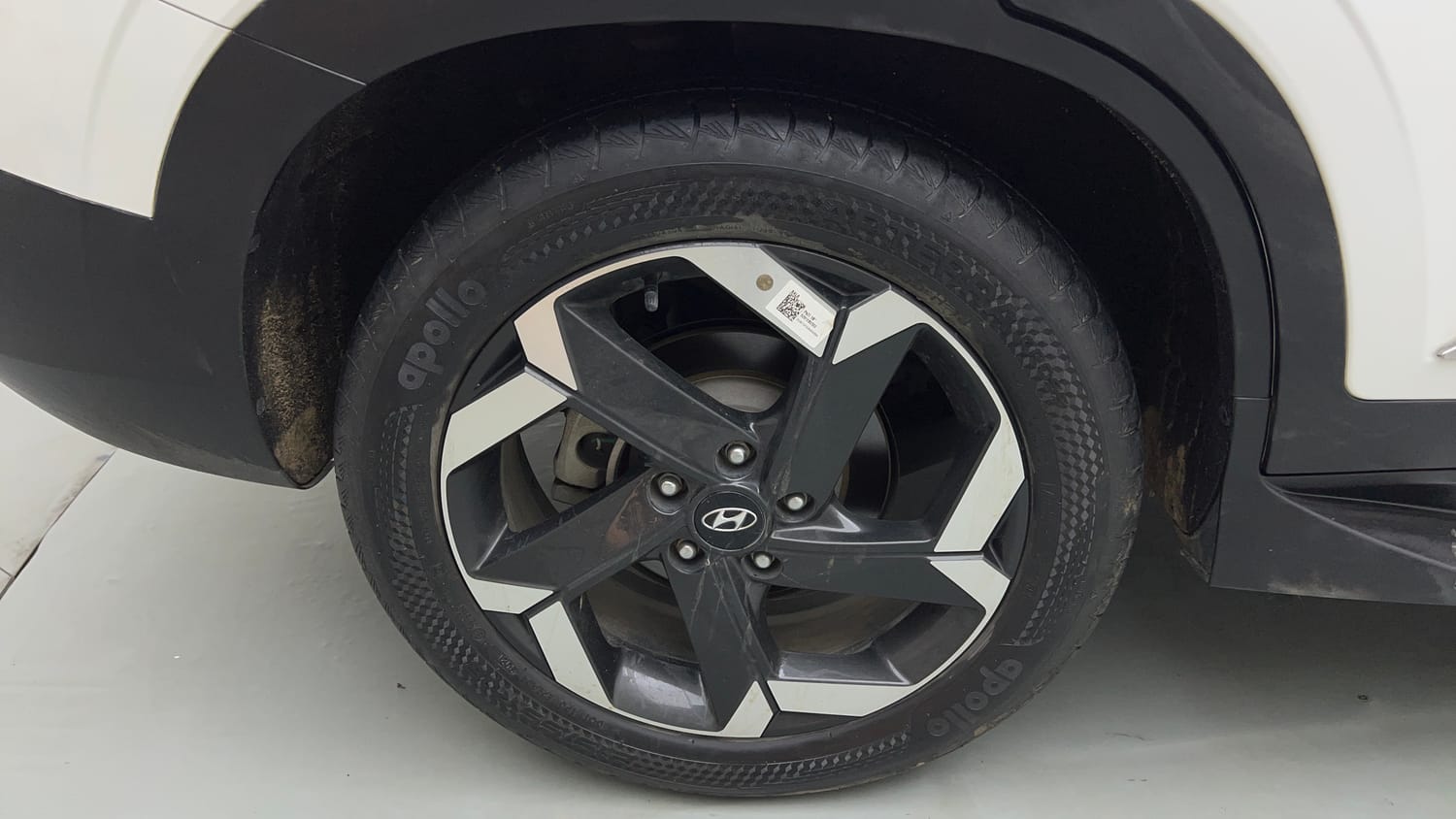 Used 2021 Hyundai Alcazar Signature (O) 6 STR 2.0 Petrol AT Petrol Automatic tyres RIGHT REAR TYRE RIM VIEW