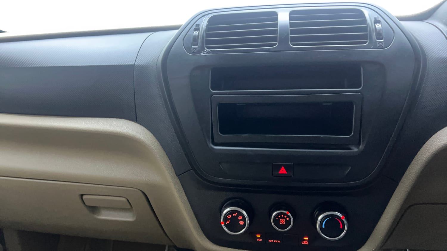 Used 2016 Mahindra TUV300 T4 Plus Diesel Manual interior MUSIC SYSTEM & AC CONTROL VIEW