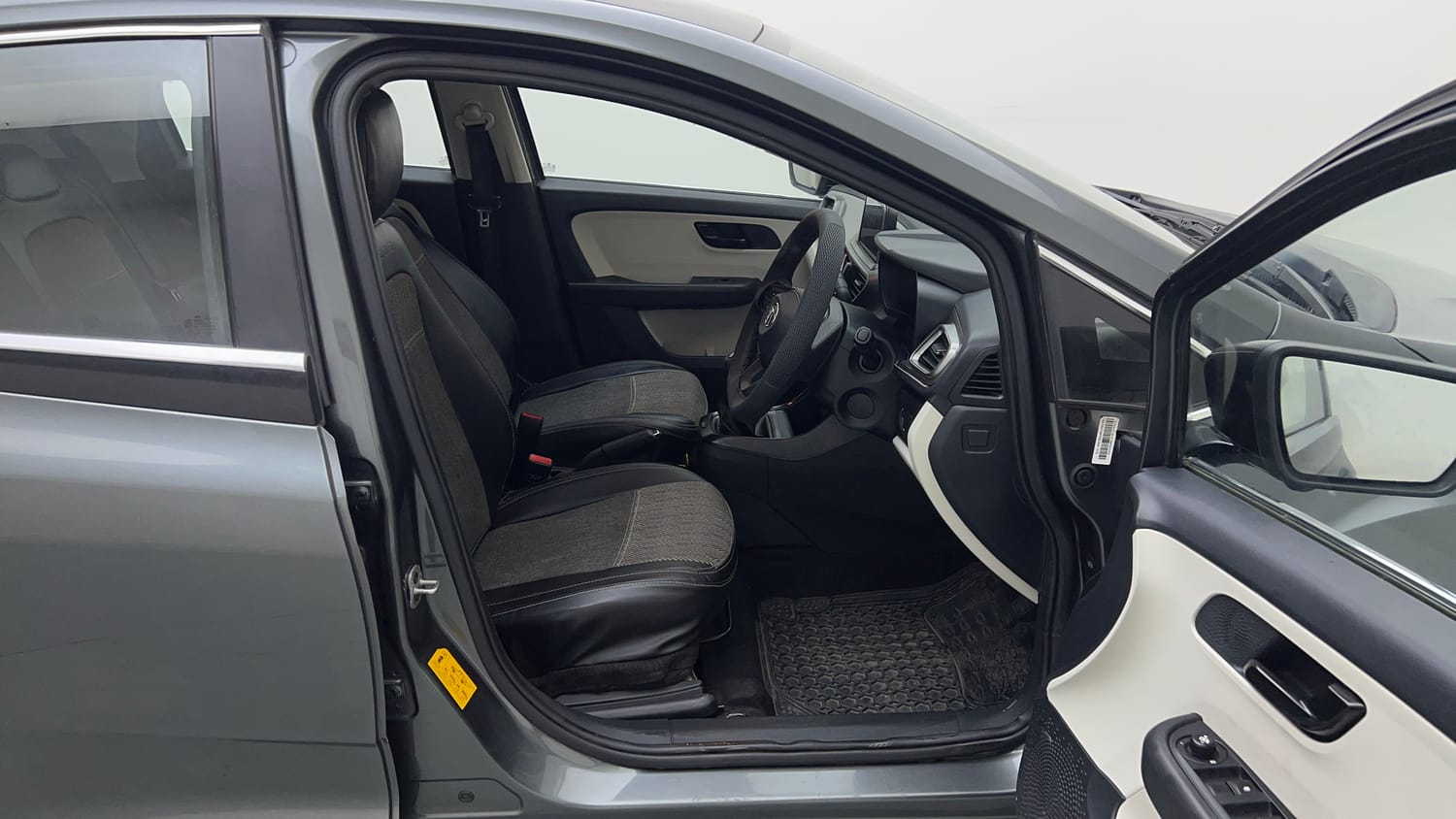 Used 2023 Tata Altroz XT Petrol Petrol Manual interior RIGHT SIDE FRONT DOOR CABIN VIEW