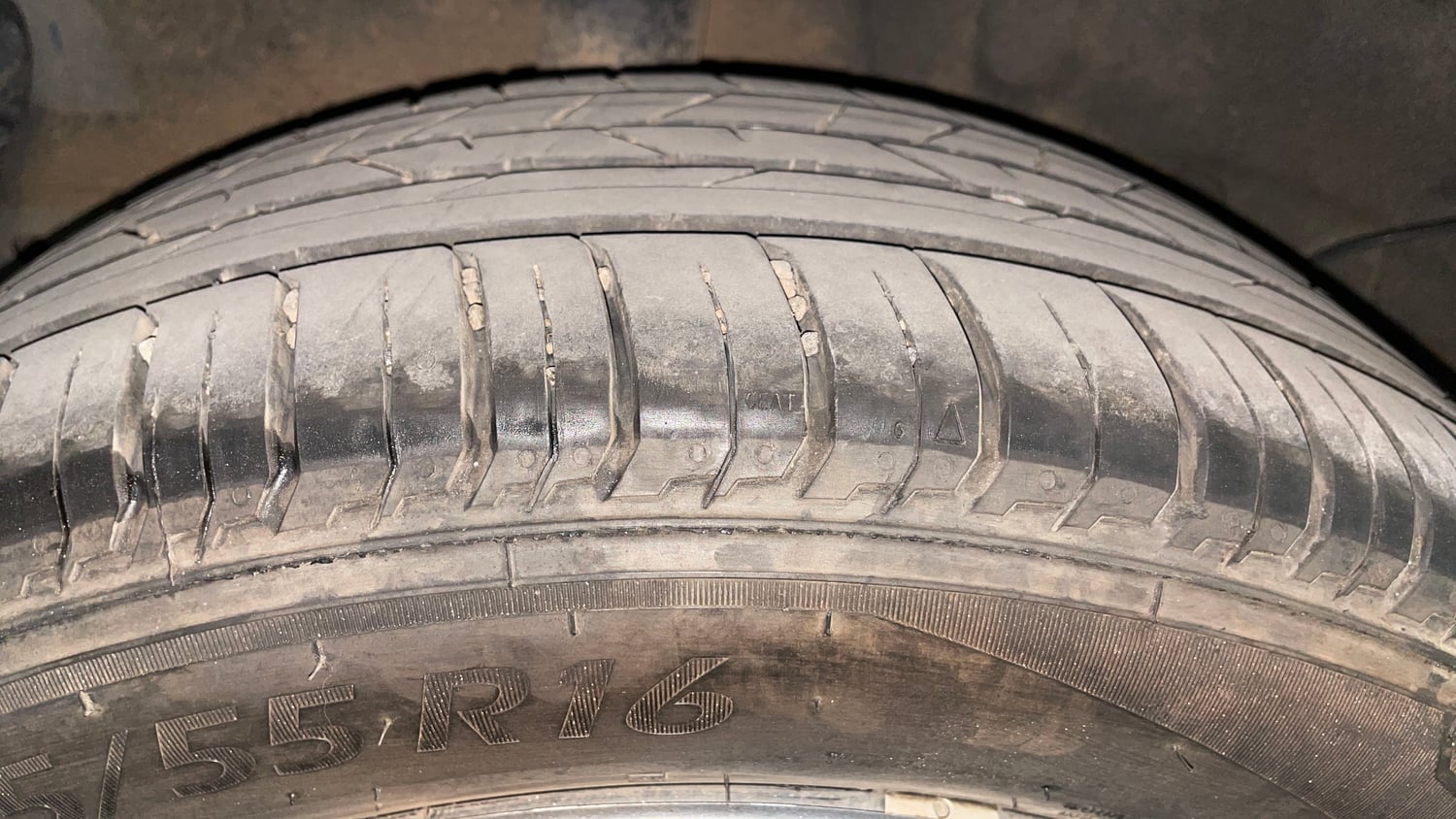 Used 2024 Hyundai i20 Sportz (O) 1.2 IVT Petrol Automatic tyres RIGHT REAR TYRE TREAD VIEW