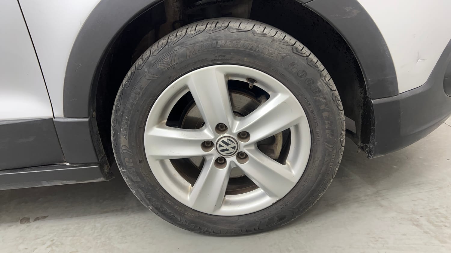Used 2015 Volkswagen Polo Highline1.2L (P) Petrol Manual tyres RIGHT FRONT TYRE RIM VIEW