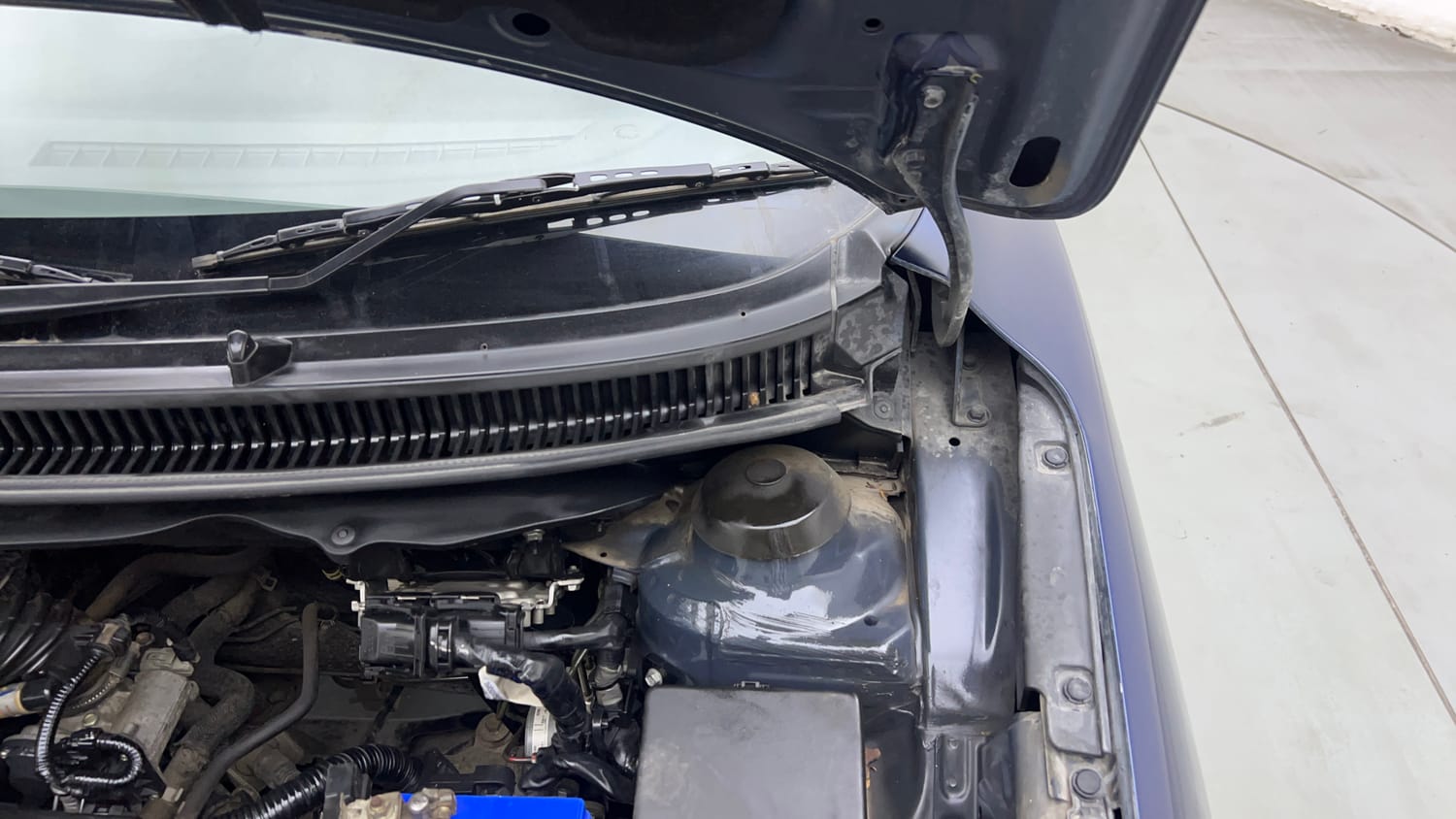 Used 2019 Maruti Suzuki Baleno Zeta Petrol Manual engine ENGINE LEFT SIDE HINGE & APRON VIEW