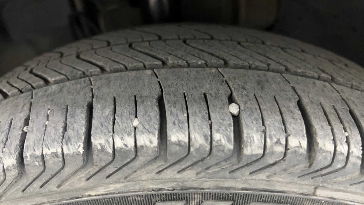 Used 2018 Tata Tigor Revotron XT Petrol + CNG (Outside Fitted) Cng Manual tyres LEFT FRONT TYRE TREAD VIEW