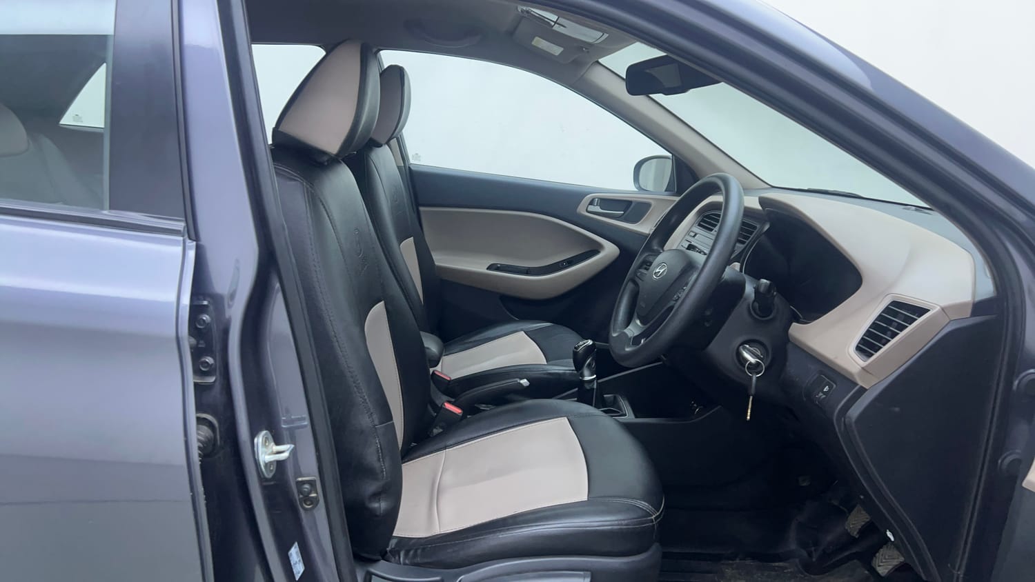 Used 2016 Hyundai Elite i20 Sportz 1.4 CRDI Diesel Manual interior RIGHT SIDE FRONT DOOR CABIN VIEW
