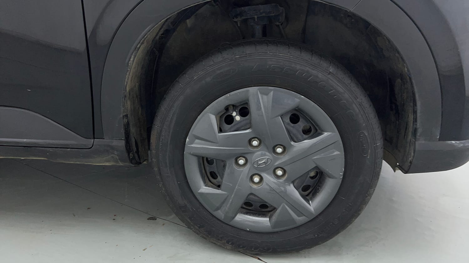 Used 2024 Hyundai Venue E 1.2 Petrol Petrol Manual tyres RIGHT FRONT TYRE RIM VIEW