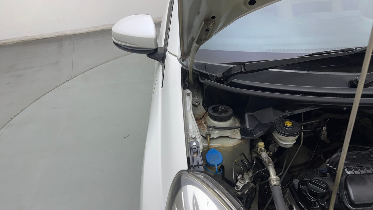 Used 2015 Honda Amaze 1.2 S i-VTEC Petrol Manual engine ENGINE RIGHT SIDE HINGE & APRON VIEW