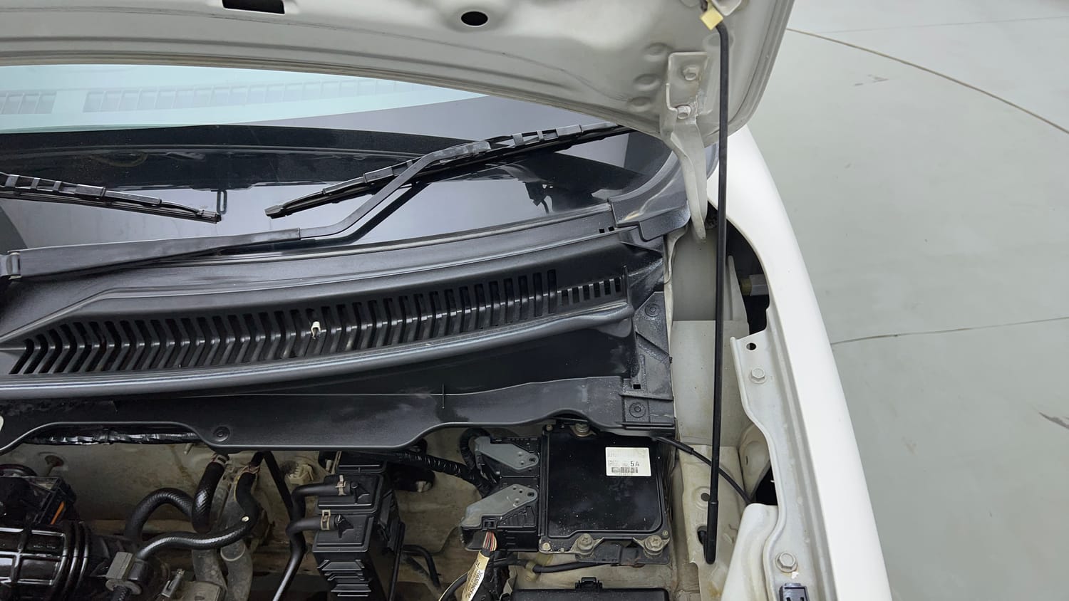 Used 2020 Maruti Suzuki S-Presso VXi Petrol Manual engine ENGINE LEFT SIDE HINGE & APRON VIEW