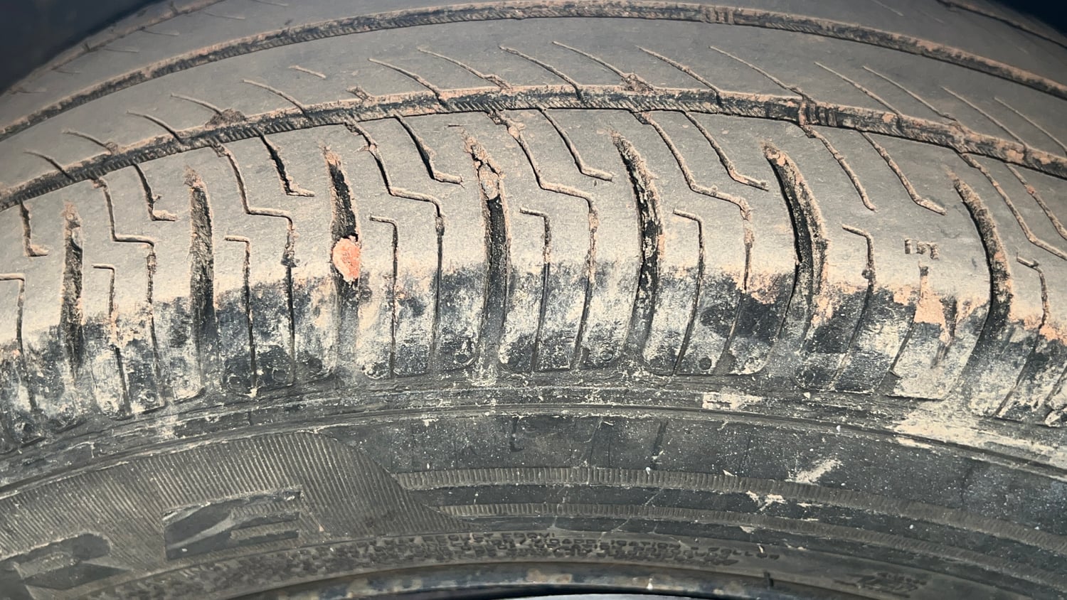 Used 2013 Maruti Suzuki Ertiga Vxi Petrol Manual tyres RIGHT FRONT TYRE TREAD VIEW