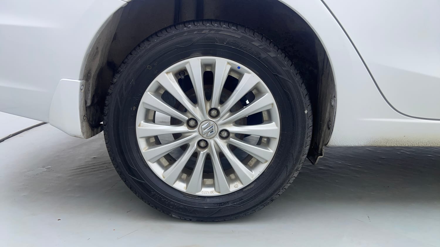 Used 2022 Maruti Suzuki Ciaz Zeta 1.5 AT Petrol Automatic tyres RIGHT REAR TYRE RIM VIEW