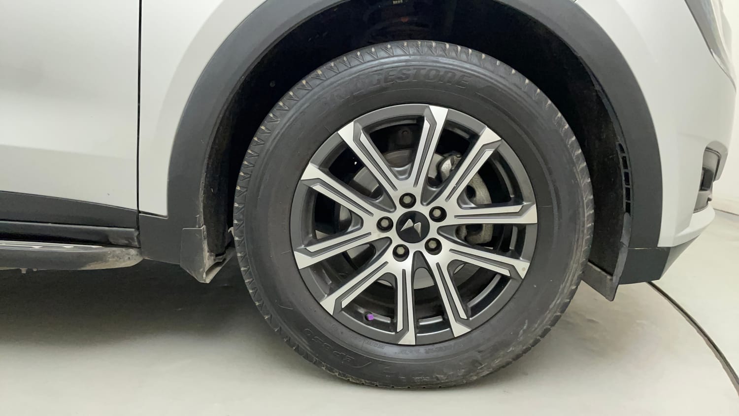 Used 2025 Mahindra XUV700 AX7 Luxury Pack Petrol AT 7 STR Petrol Automatic tyres RIGHT FRONT TYRE RIM VIEW