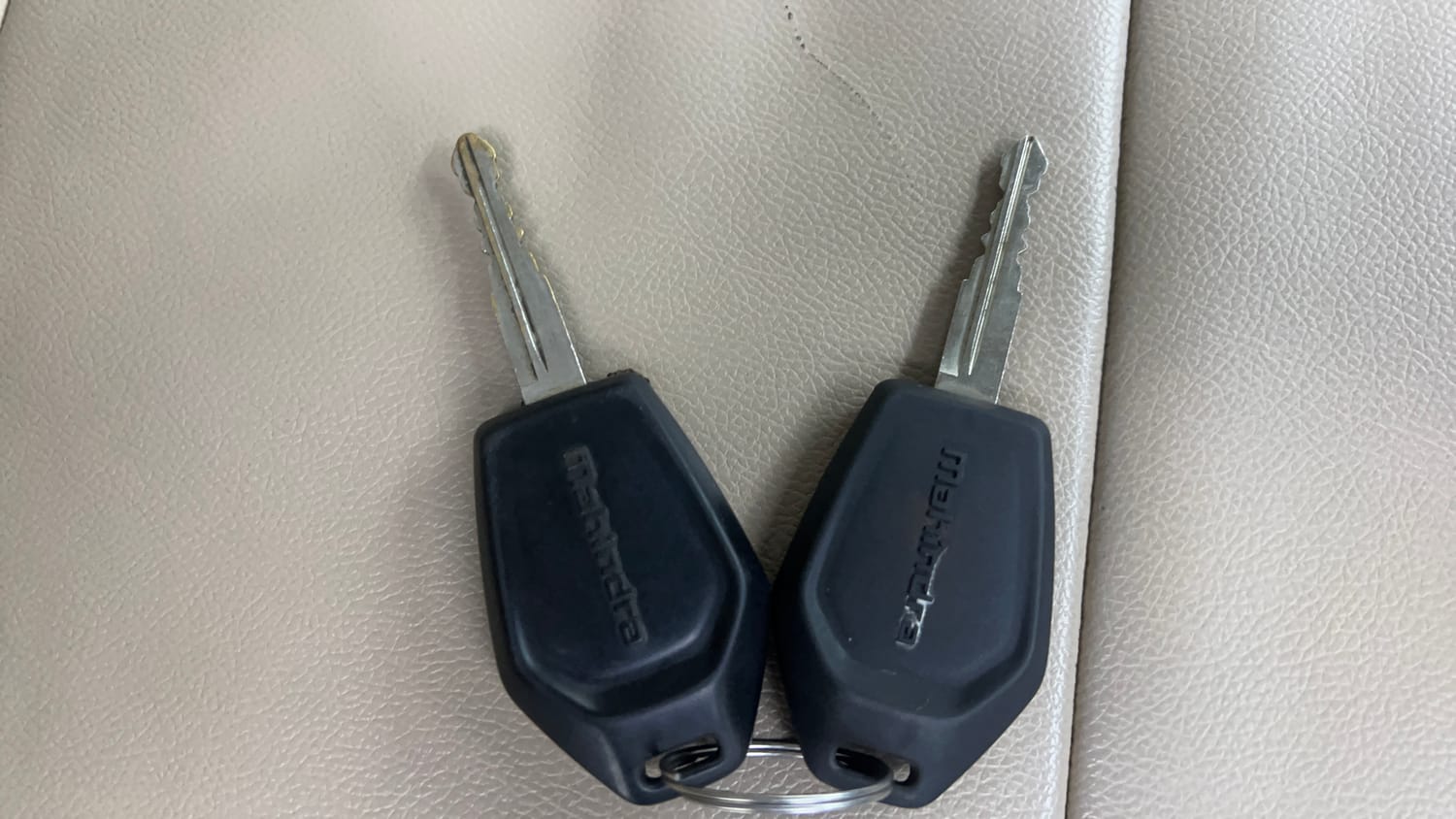 Used 2016 Mahindra TUV300 T4 Plus Diesel Manual extra CAR KEY VIEW