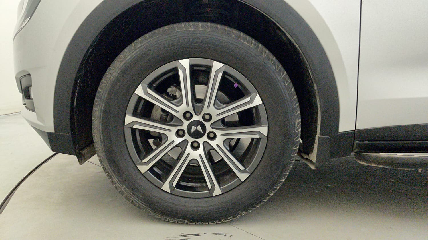 Used 2025 Mahindra XUV700 AX7 Luxury Pack Petrol AT 7 STR Petrol Automatic tyres LEFT FRONT TYRE RIM VIEW