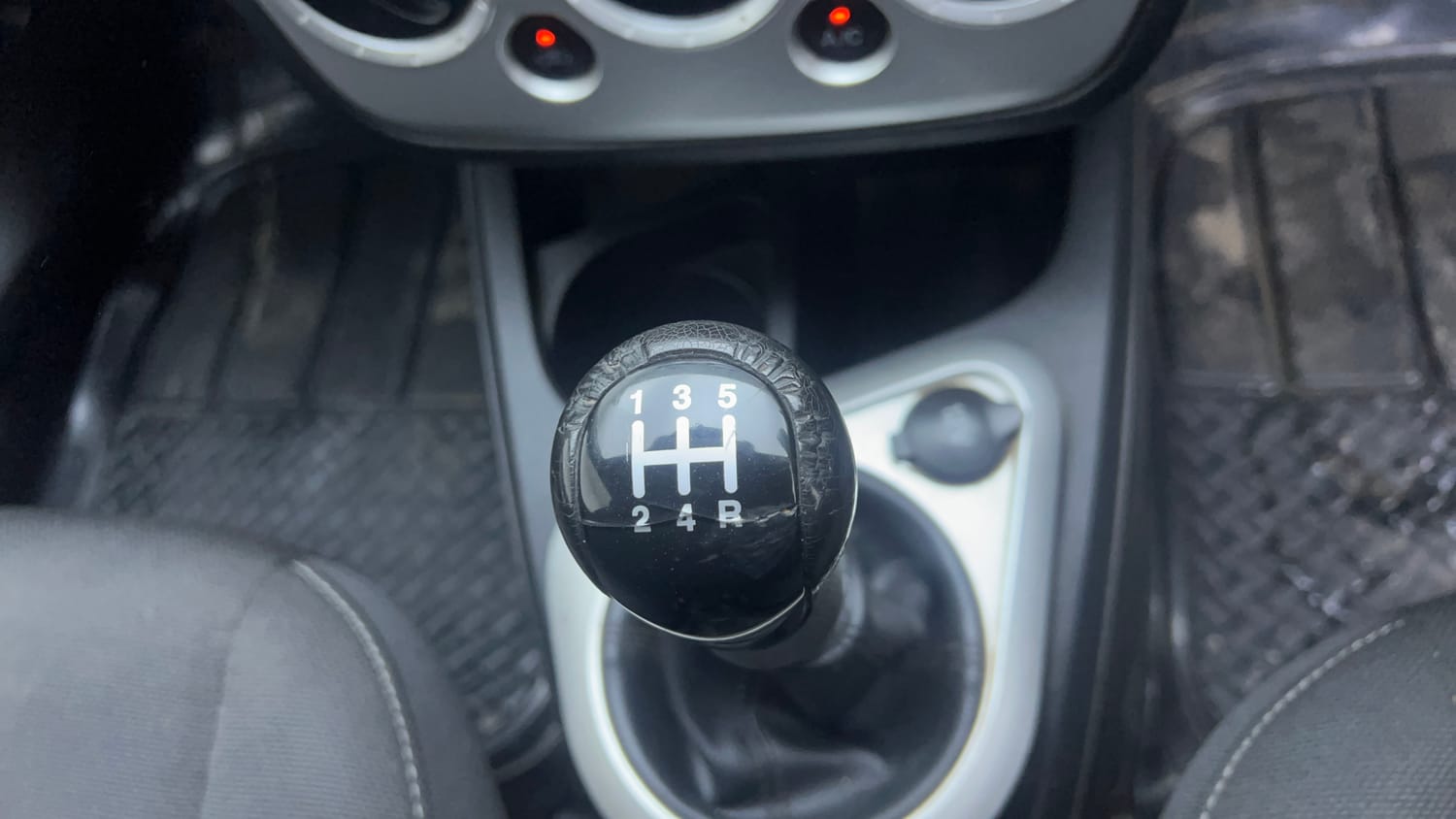 Used 2014 Ford Figo Duratorq Diesel ZXI 1.4 Diesel Manual interior GEAR  KNOB VIEW