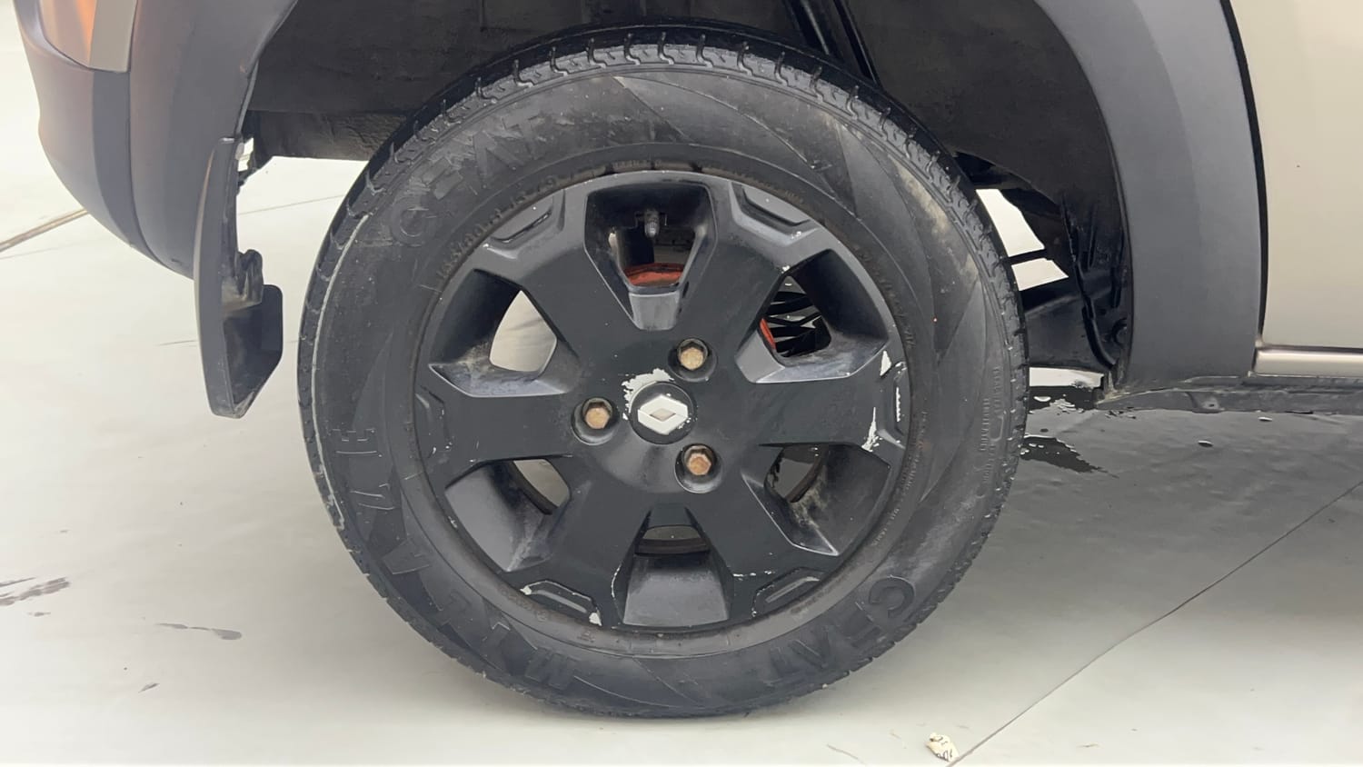 Used 2017 Renault Kwid CLIMBER 1.0 AMT Petrol Automatic tyres RIGHT REAR TYRE RIM VIEW