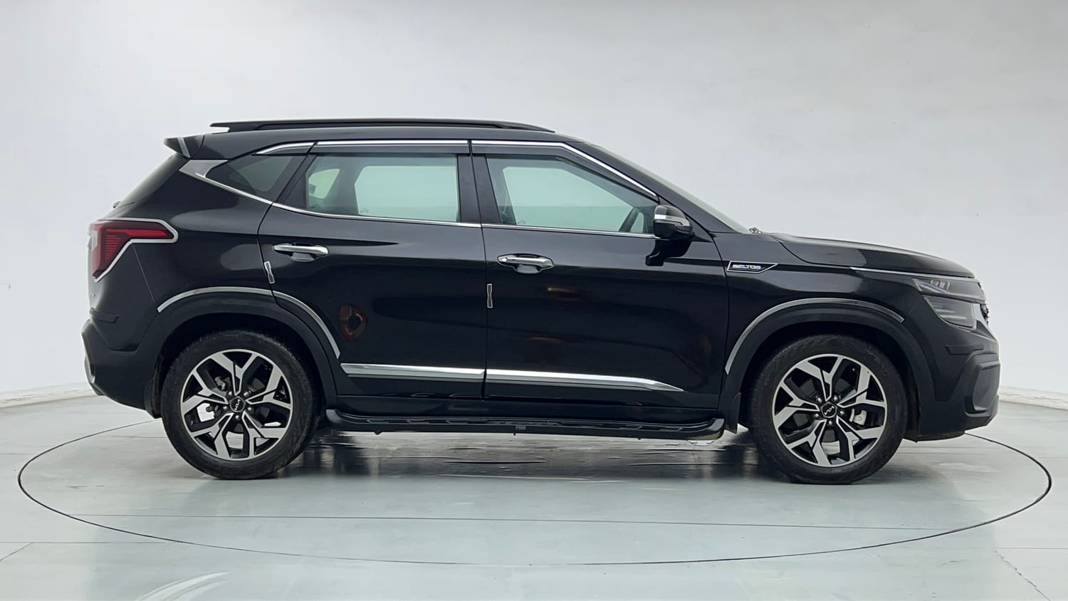 Used 2025 Kia Seltos GTX Plus 1.5 Turbo Petrol DCT Petrol Automatic exterior RIGHT SIDE VIEW