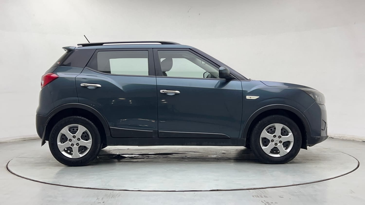Used 2020 Mahindra XUV 300 1.2 W6 Petrol Manual exterior RIGHT SIDE VIEW