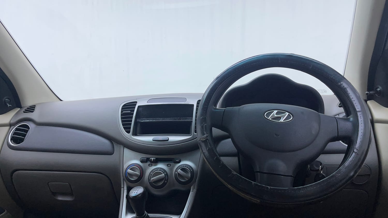 Used 2013 Hyundai i10 Era 1.1 iRDE2 Petrol Manual interior DASHBOARD VIEW