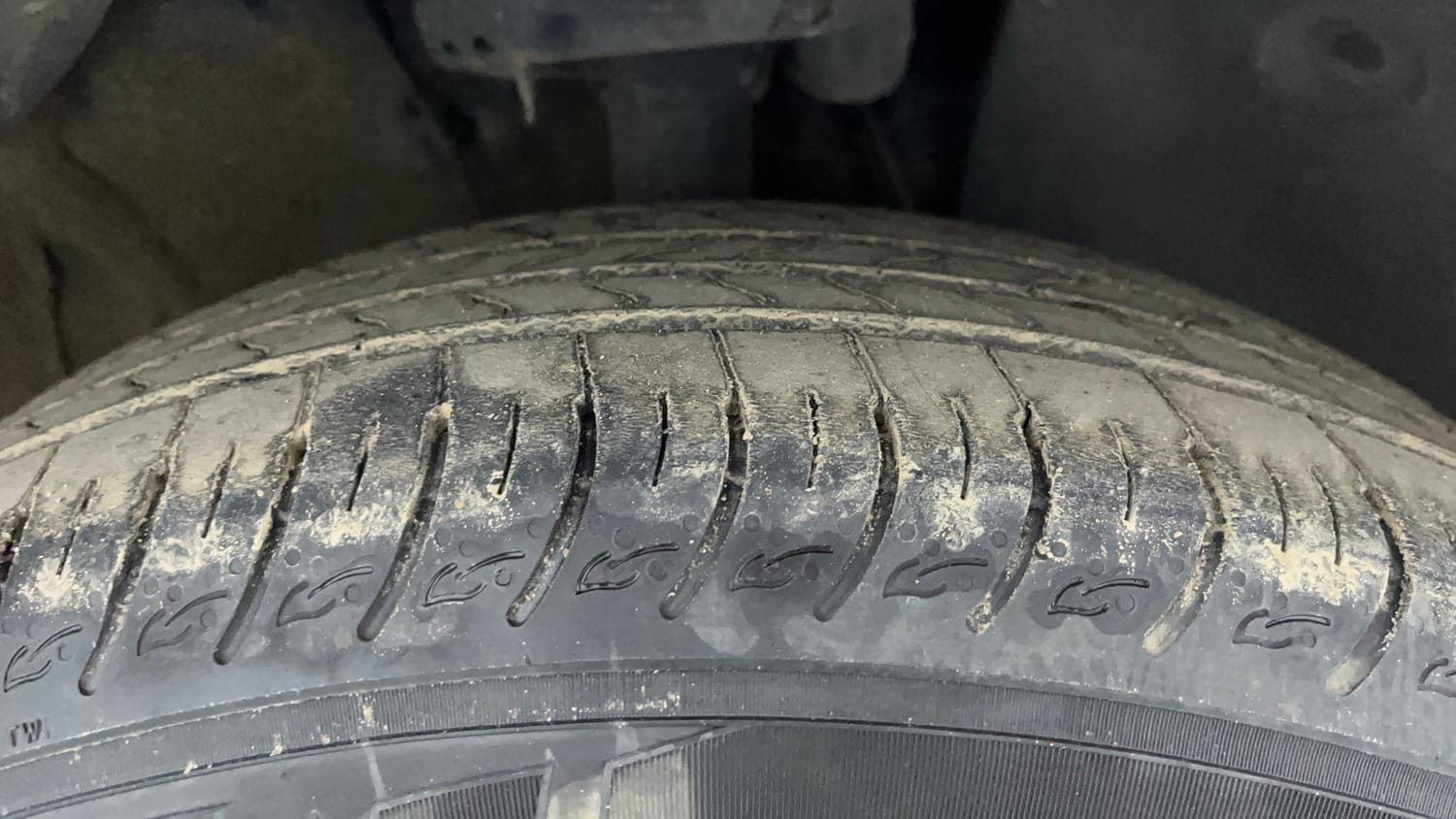 Used 2022 Kia Carens Luxury 1.4 Petrol 7 STR Petrol Manual tyres RIGHT FRONT TYRE TREAD VIEW