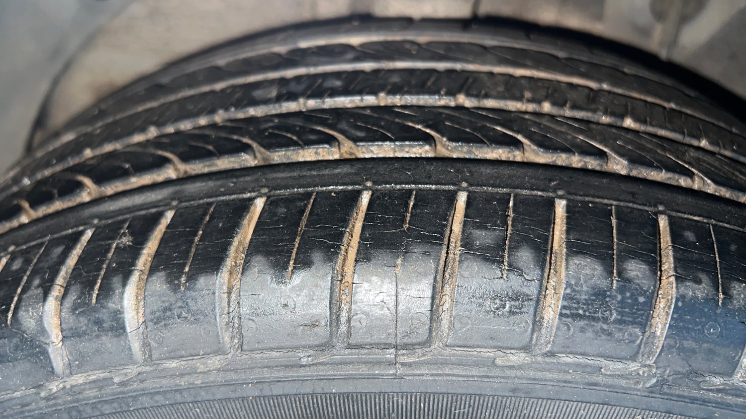 Used 2017 Hyundai Elite i20 Asta 1.2 (O) Petrol Manual tyres RIGHT REAR TYRE TREAD VIEW