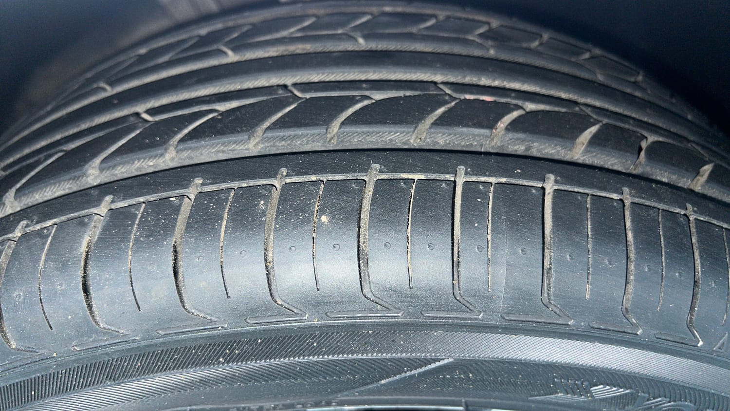 Used 2022 Skoda Slavia Style 1.0L TSI AT Petrol Automatic tyres RIGHT FRONT TYRE TREAD VIEW