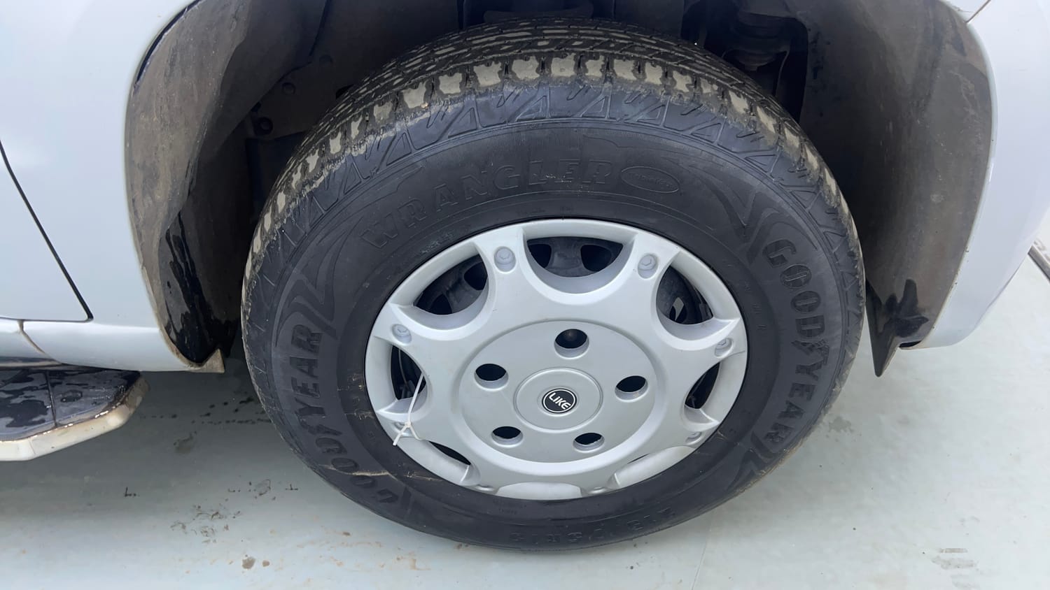 Used 2016 Mahindra TUV300 T4 Plus Diesel Manual tyres RIGHT FRONT TYRE RIM VIEW