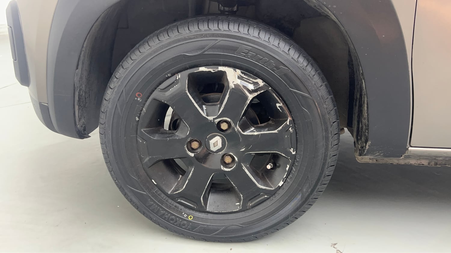 Used 2017 Renault Kwid CLIMBER 1.0 AMT Petrol Automatic tyres LEFT FRONT TYRE RIM VIEW