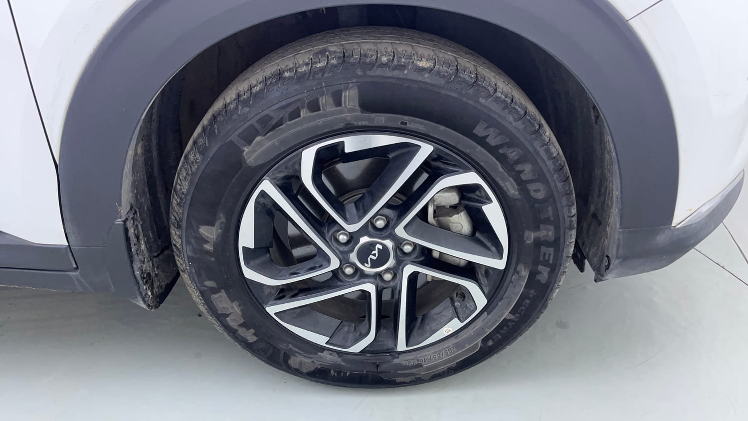 Used 2022 Kia Carens Luxury 1.4 Petrol 7 STR Petrol Manual tyres RIGHT FRONT TYRE RIM VIEW