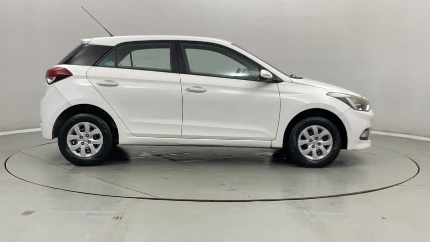 Used 2017 Hyundai Elite i20 Sportz 1.4 CRDI Diesel Manual exterior RIGHT SIDE VIEW