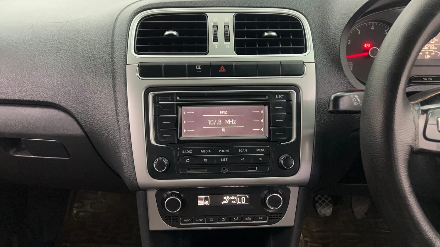 Used 2015 Volkswagen Polo Highline1.2L (P) Petrol Manual interior MUSIC SYSTEM & AC CONTROL VIEW