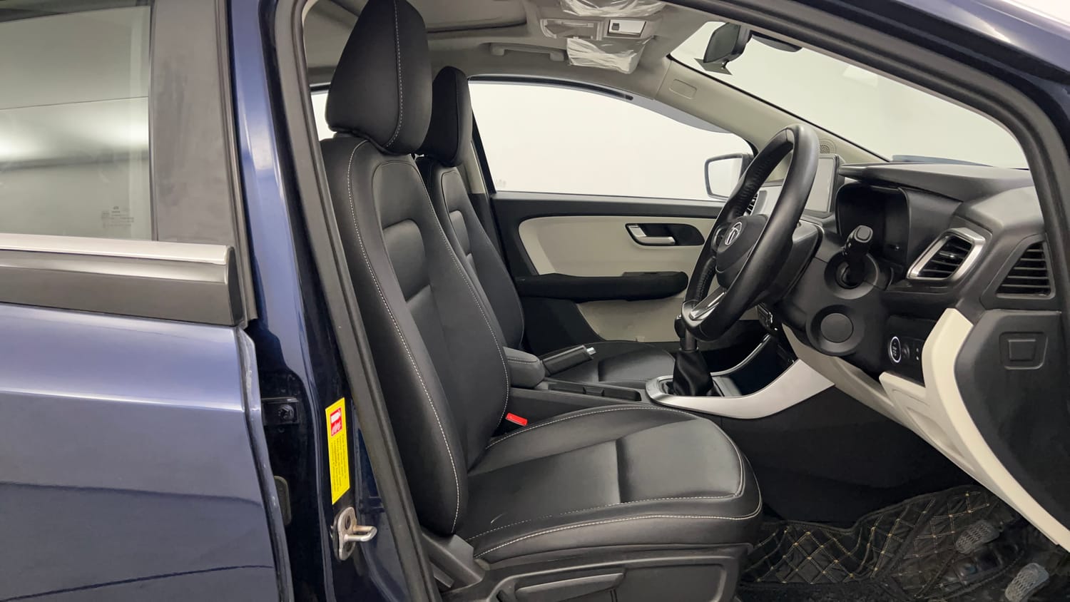 Used 2023 Tata Altroz XZ Plus (O) (S) iCNG Cng Manual interior RIGHT SIDE FRONT DOOR CABIN VIEW