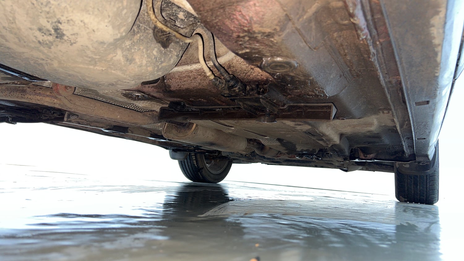 Used 2023 Volkswagen Taigun Topline 1.0 TSI AT Petrol Automatic extra REAR RIGHT UNDERBODY VIEW