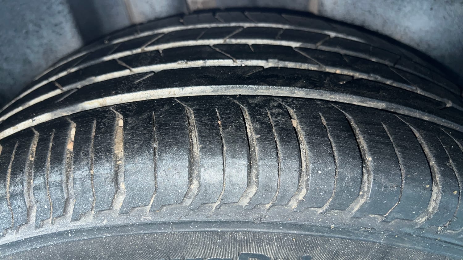 Used 2022 Skoda Slavia Style 1.0L TSI AT Petrol Automatic tyres RIGHT REAR TYRE TREAD VIEW