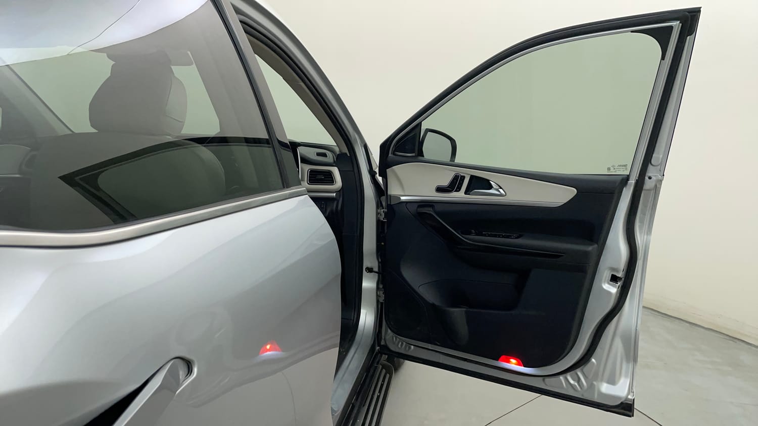 Used 2025 Mahindra XUV700 AX7 Luxury Pack Petrol AT 7 STR Petrol Automatic interior RIGHT FRONT DOOR OPEN VIEW