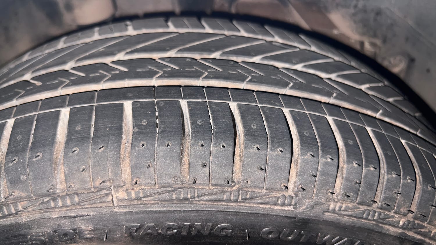 Used 2017 Ford Figo Titanium 1.5 Ti-VCT AT Petrol Automatic tyres RIGHT REAR TYRE TREAD VIEW