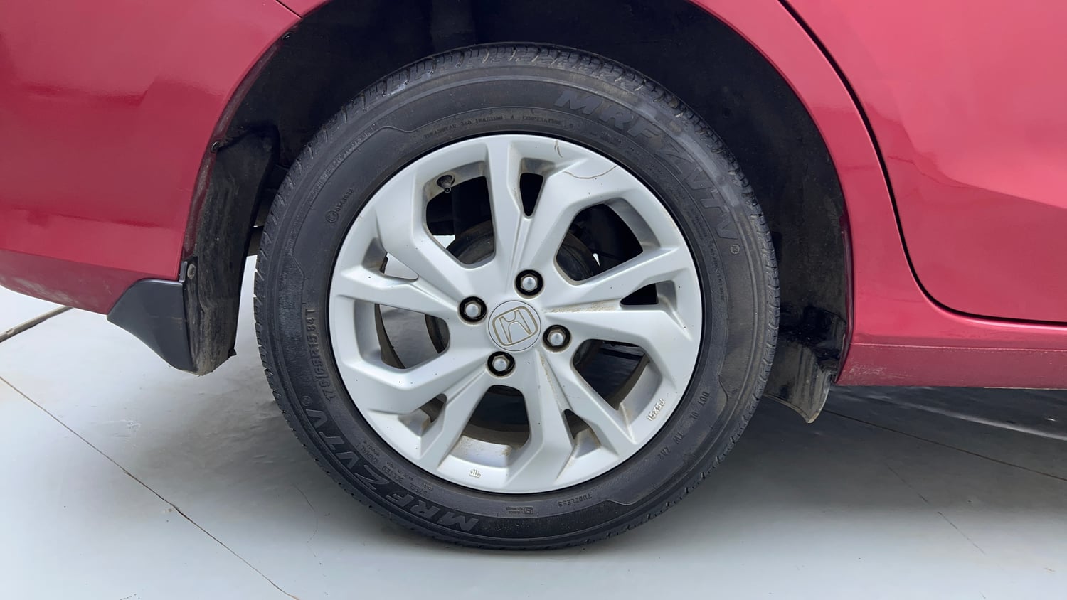 Used 2019 Honda Amaze 1.2 V CVT Petrol Petrol Automatic tyres RIGHT REAR TYRE RIM VIEW