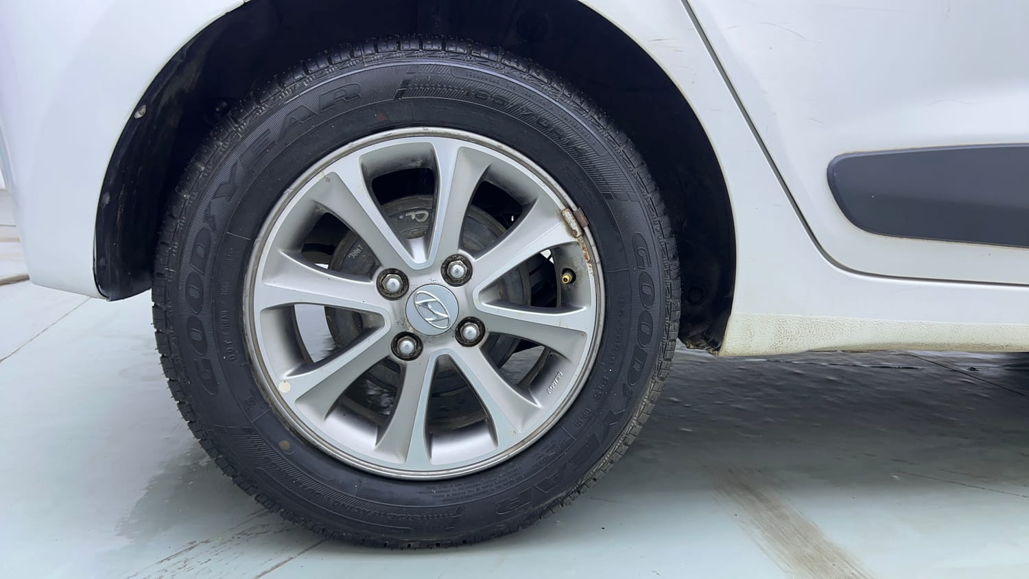 Used 2016 Hyundai Grand i10 Asta 1.2 Kappa VTVT Petrol Manual tyres RIGHT REAR TYRE RIM VIEW