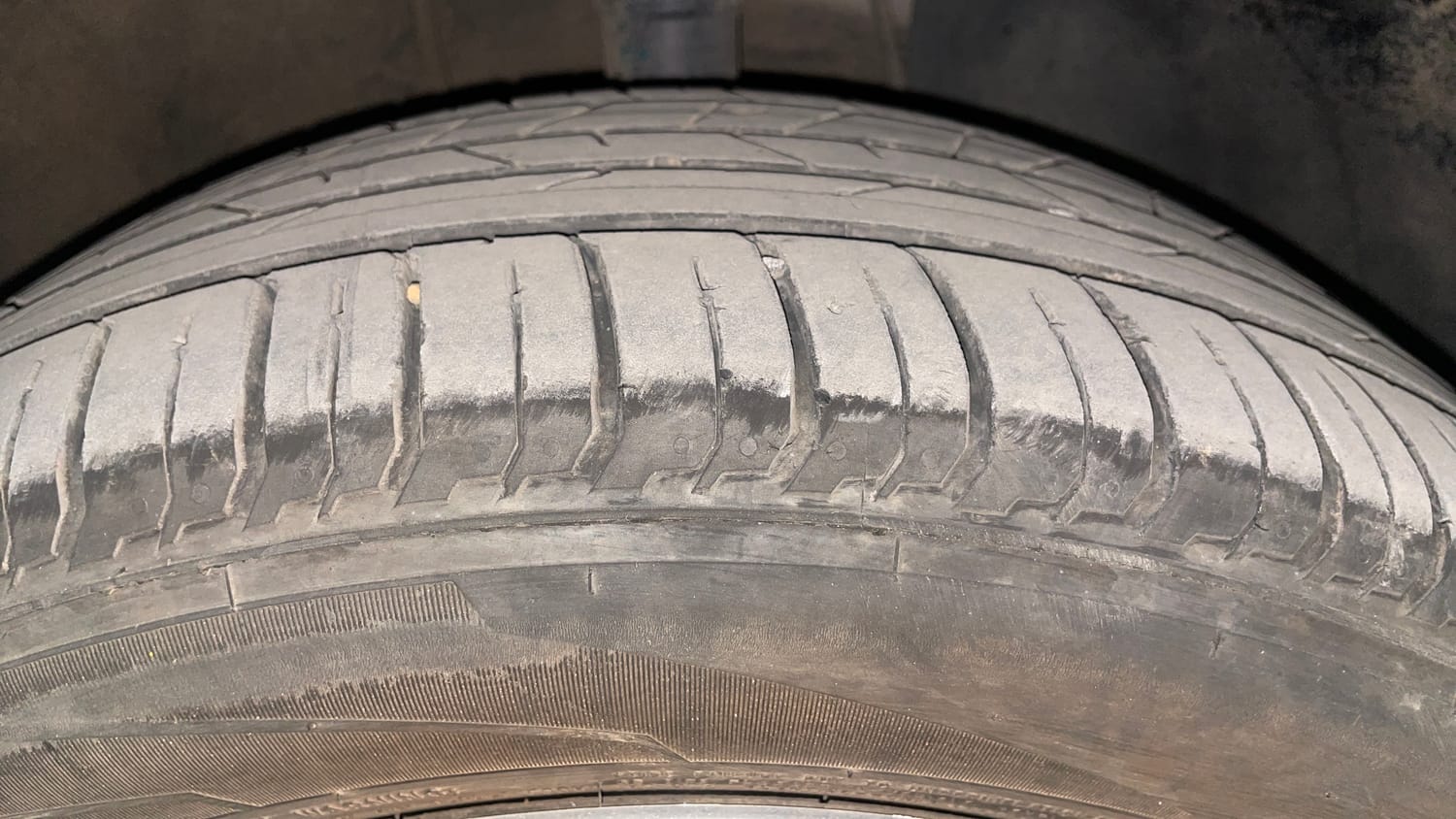 Used 2024 Hyundai i20 Sportz (O) 1.2 IVT Petrol Automatic tyres RIGHT FRONT TYRE TREAD VIEW