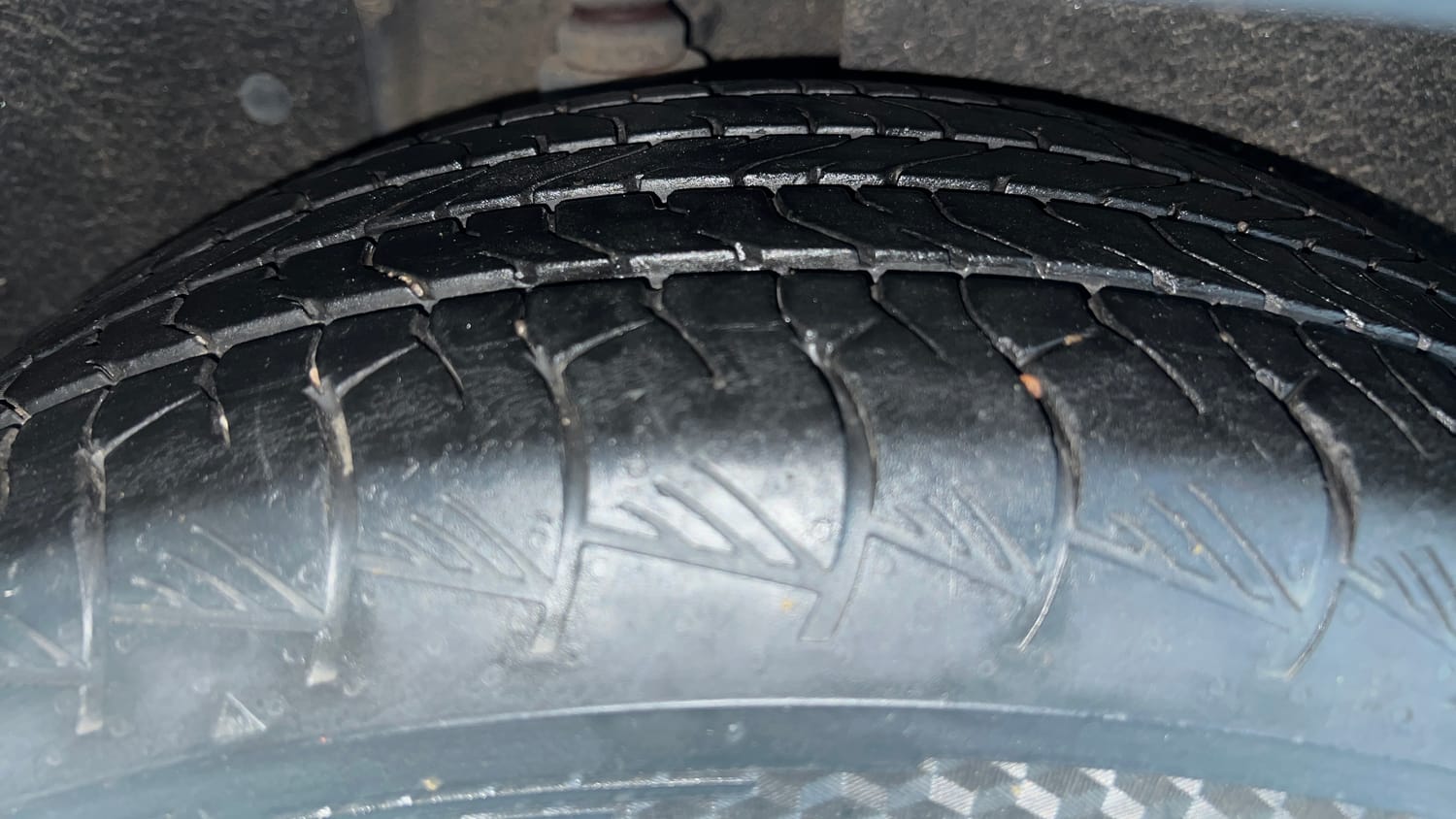Used 2021 Hyundai Alcazar Signature (O) 6 STR 2.0 Petrol AT Petrol Automatic tyres RIGHT REAR TYRE TREAD VIEW