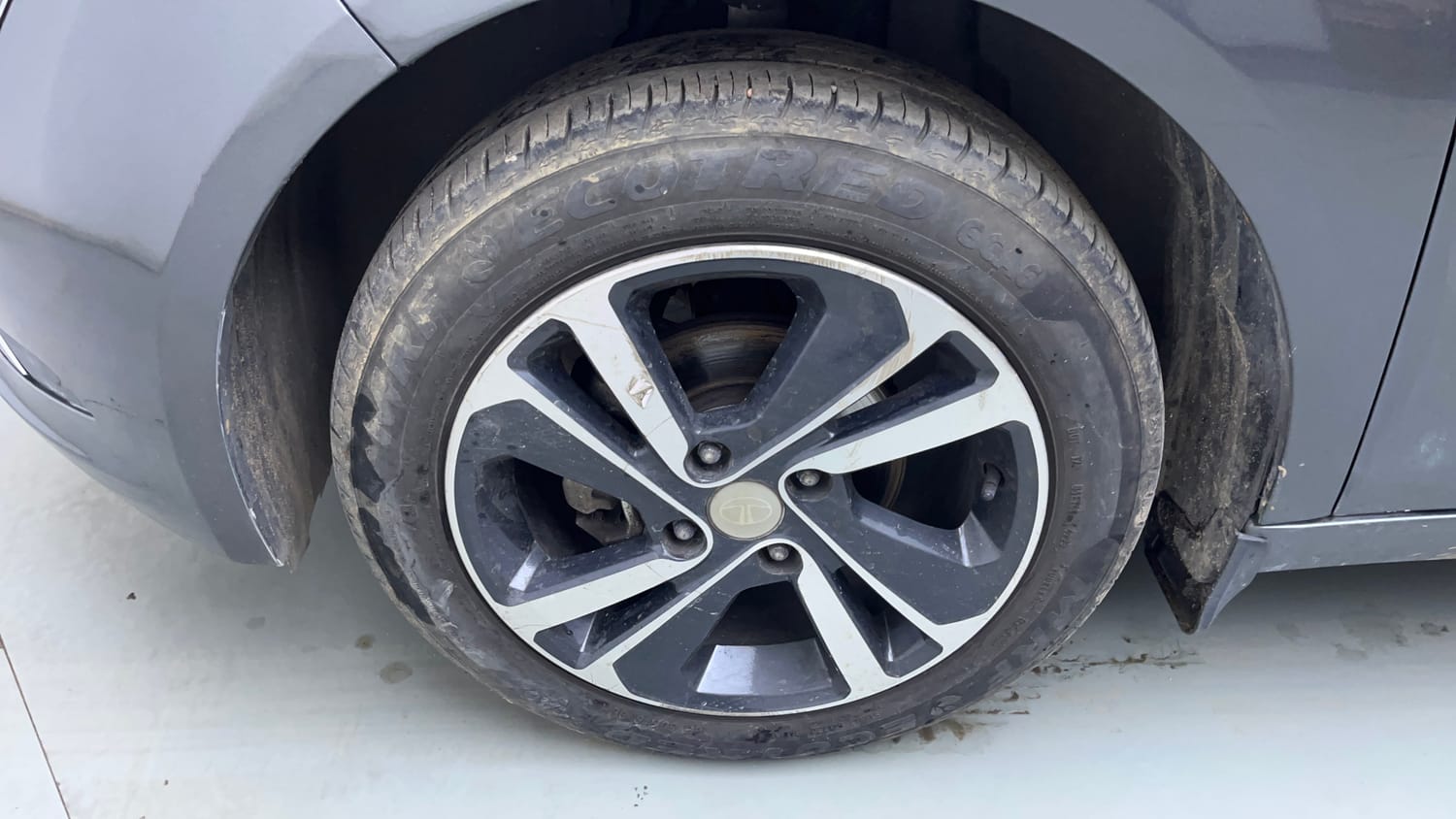 Used 2024 Tata Altroz XZ Plus (S) iCNG Cng Manual tyres LEFT FRONT TYRE RIM VIEW